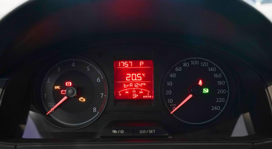 桑塔纳加满油跑不起来,桑塔纳跑了100万公里不显示里程了