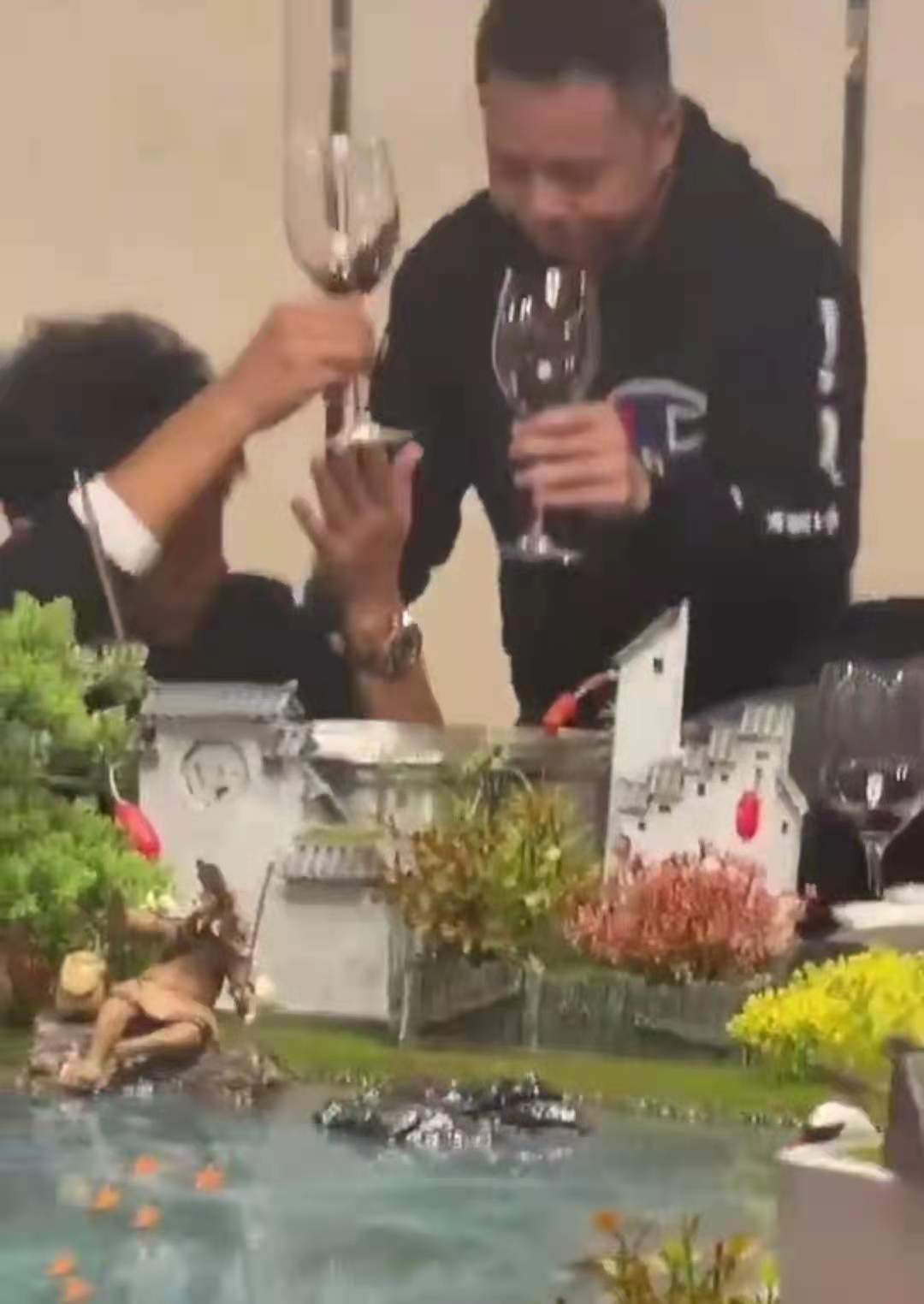 54岁李克勤为房贷被迫喝酒，携港姐嫩妻聚餐，透好声音不火原因