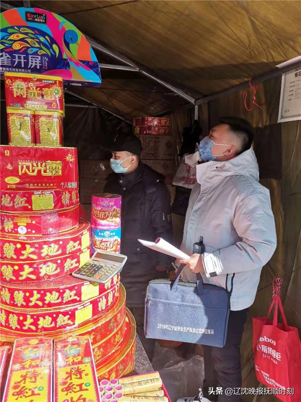 新春走基层坚守岗位民警的除夕夜,新春走基层深夜巡检守护回家路