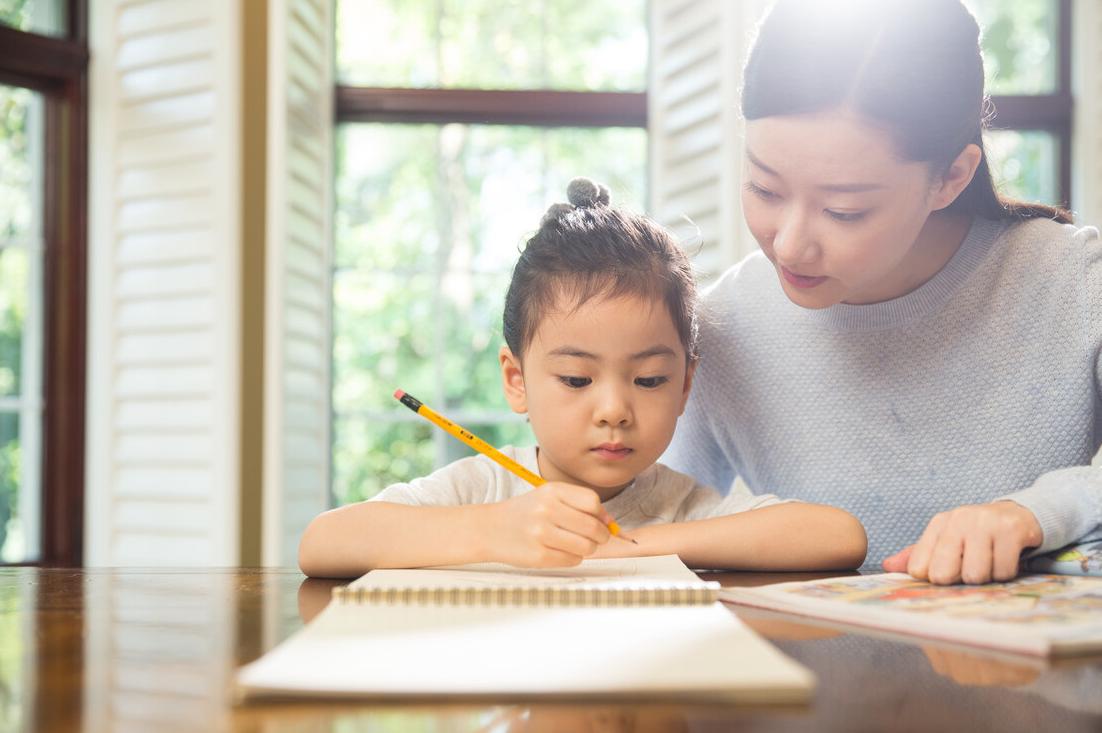 你怕生俩儿子养不起，其实头胎是女儿的妈妈更害怕生二胎