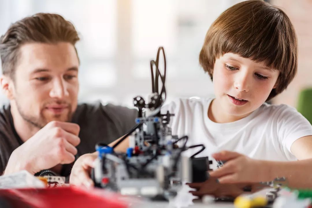 一边输液一边陪娃写作业,一边输液一边写作业