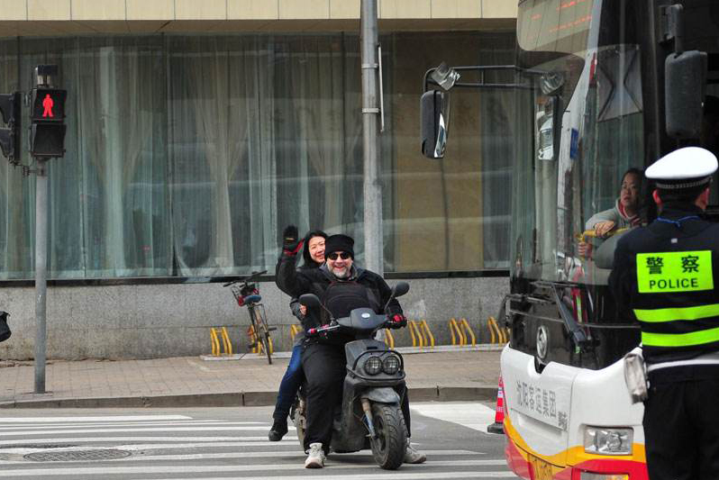 正常行驶撞到闯红灯的车怎么办,正常开车撞到人对方闯红灯怎么判