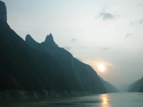 互文这种修辞手法有什么好处,互文是一种怎样的修辞手法