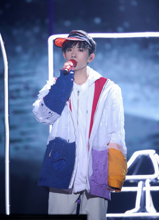 千玺穿搭束脚裤,千玺袜子包裤脚