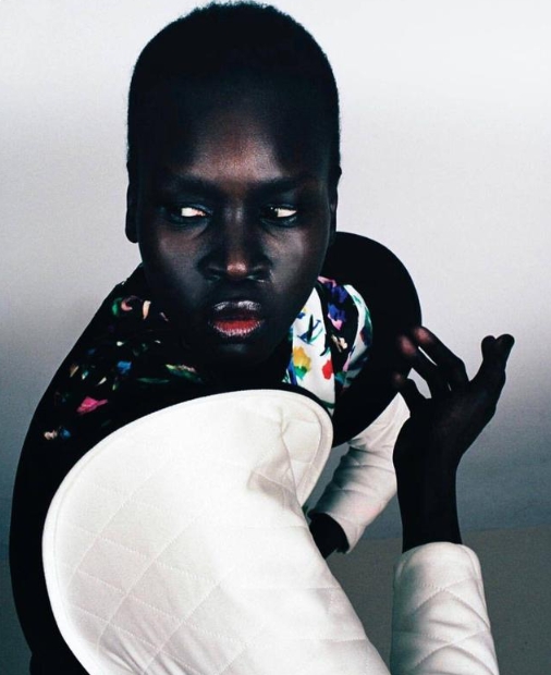 “非洲女神”成为首个香奈儿黑人高定新娘,拥有逆天长腿,超级美