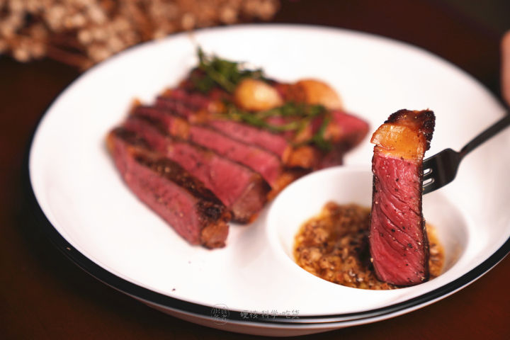 煎牛排爆油怎么办,煎牛排放黑胡椒容易糊吗