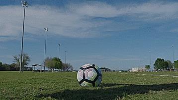 足球常用的传球方式,足球运球传球技巧