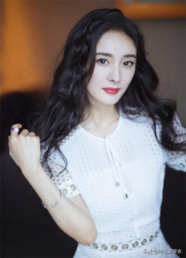 适合头发多不显老气的烫发,一卷发就显老