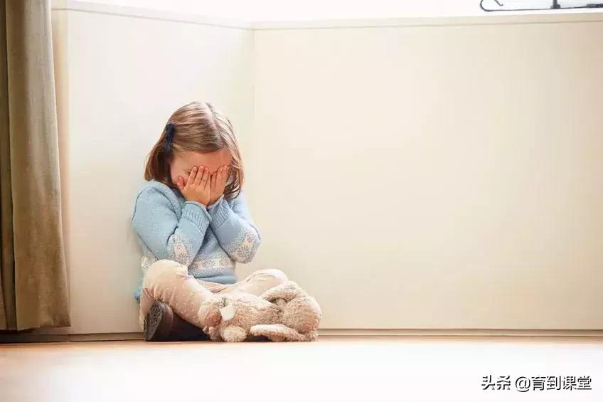 小孩动作比较多并引起大人注意,不要忽视孩子的小动作