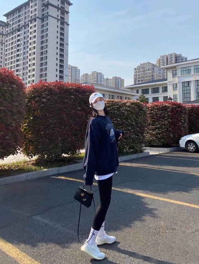 冬季阔脚裤搭配卫衣,瑜伽裤袜子外穿酷