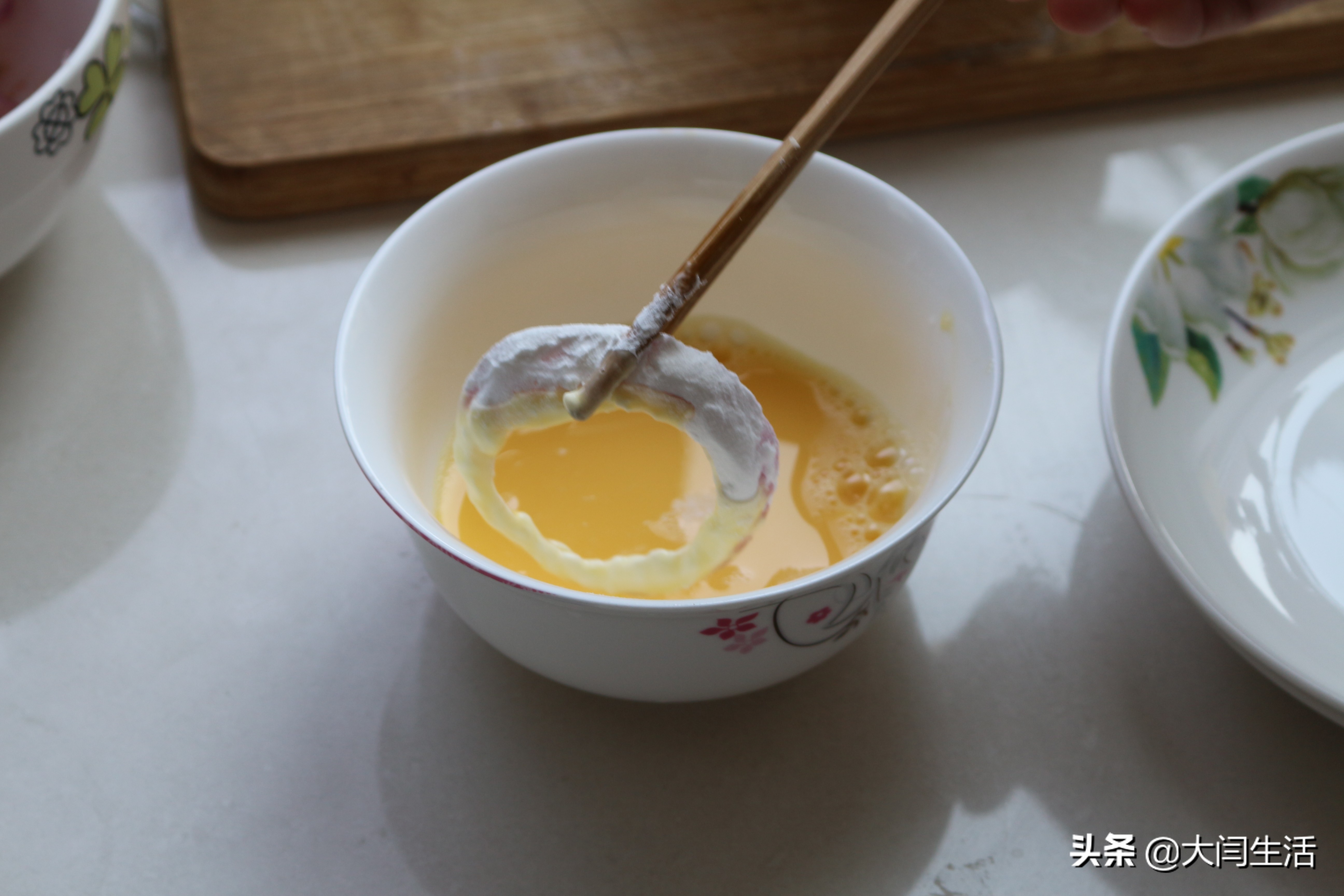 洋葱圈撒孜然还是蘸着番茄酱吃,炸洋葱圈热油还是凉油