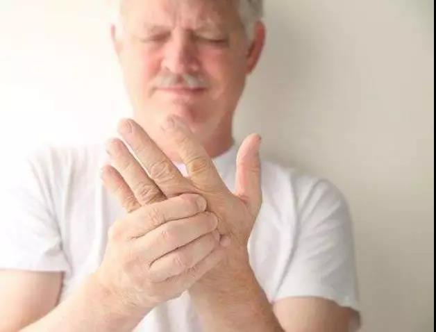 左手手指发麻是脑梗预兆,中风手指发麻预示三种预兆