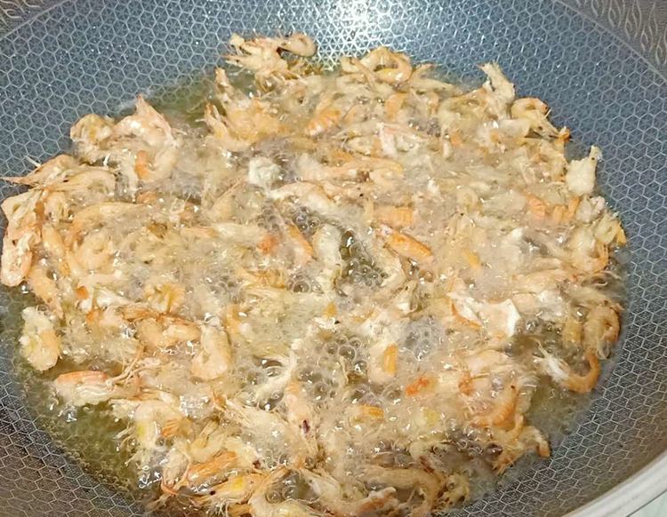 炸河虾挂糊炸还是挂淀粉炸,干锅小河虾怎么炸又酥又脆