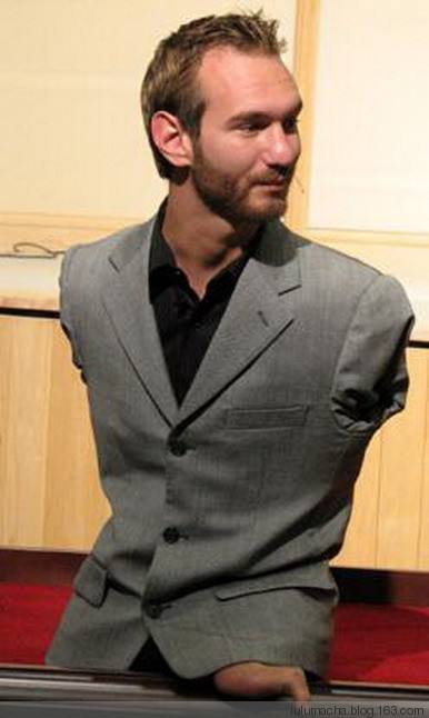 尼克胡哲:没有四肢的演说家,曾三次自杀,今有四子,娶得美妻