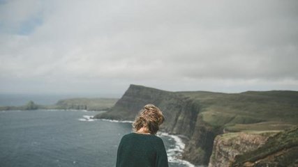 人都有落魄的时候请尊重每一个人,人都有低谷的时候只能一个人走