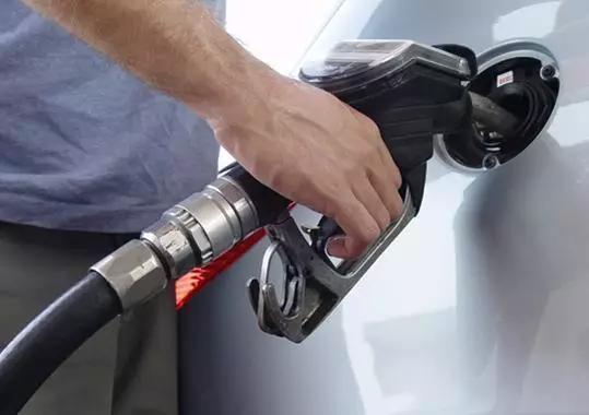 油箱打开有气冲出怎么解决,油箱打开盖会有气是怎么回事