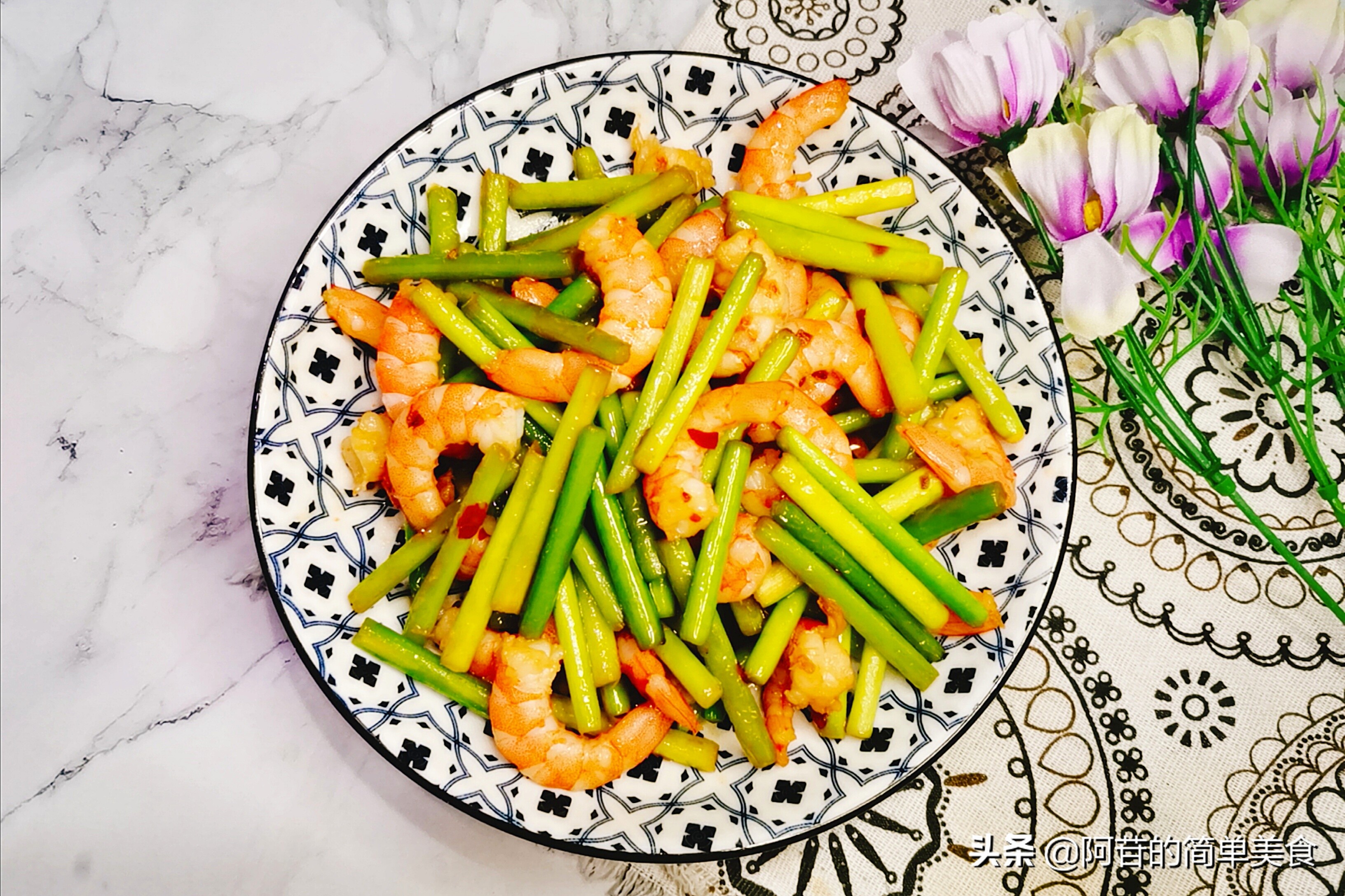 虾仁炒得嫩滑原来还有这一招,蒜苔玉米和虾仁可以炒在一起吗