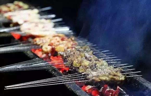 东北街头烧烤铺,东北烧烤是一个江湖