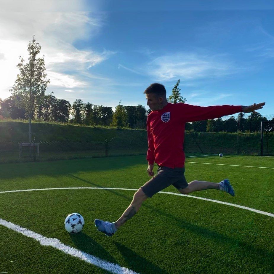 贝克汉姆全家六口再度同框,贝克汉姆赤膊踢球