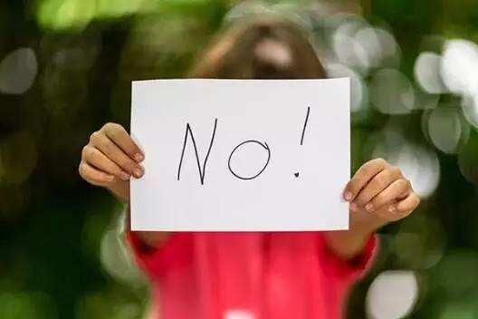 7岁女童眼里被男孩塞纸片:儿童的“攻击*行为性**”,家长如何引导