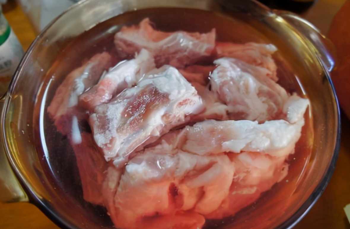 炖肉时千万别先焯水,家常炖肉不腥的方法