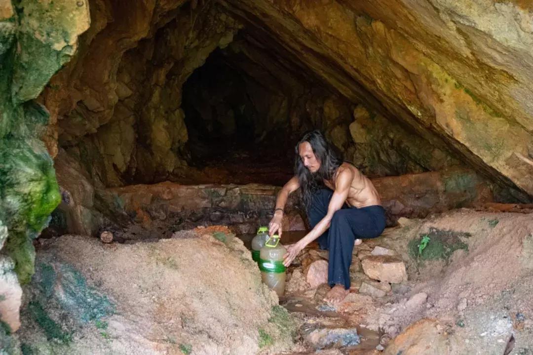 他卖掉豪宅搬进山洞,做出一个全世界风景最好的厕所