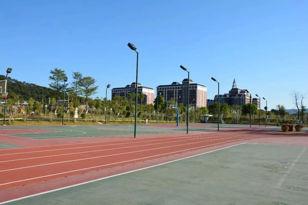 华立中英文学校是不是贵族学校,华立中英文学校升学