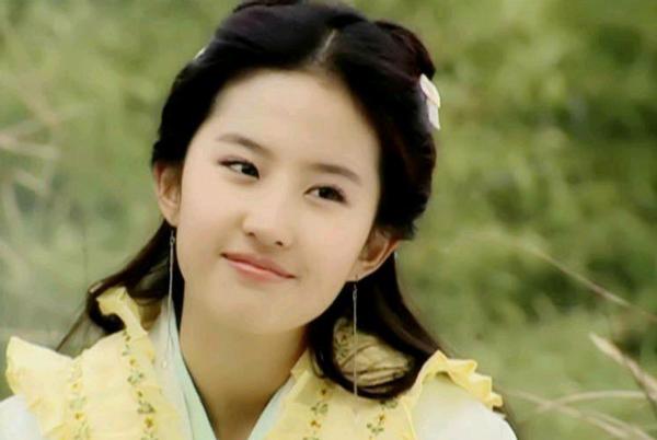 刘亦菲活动照黑色卷发,刘亦菲恋爱通告活动图