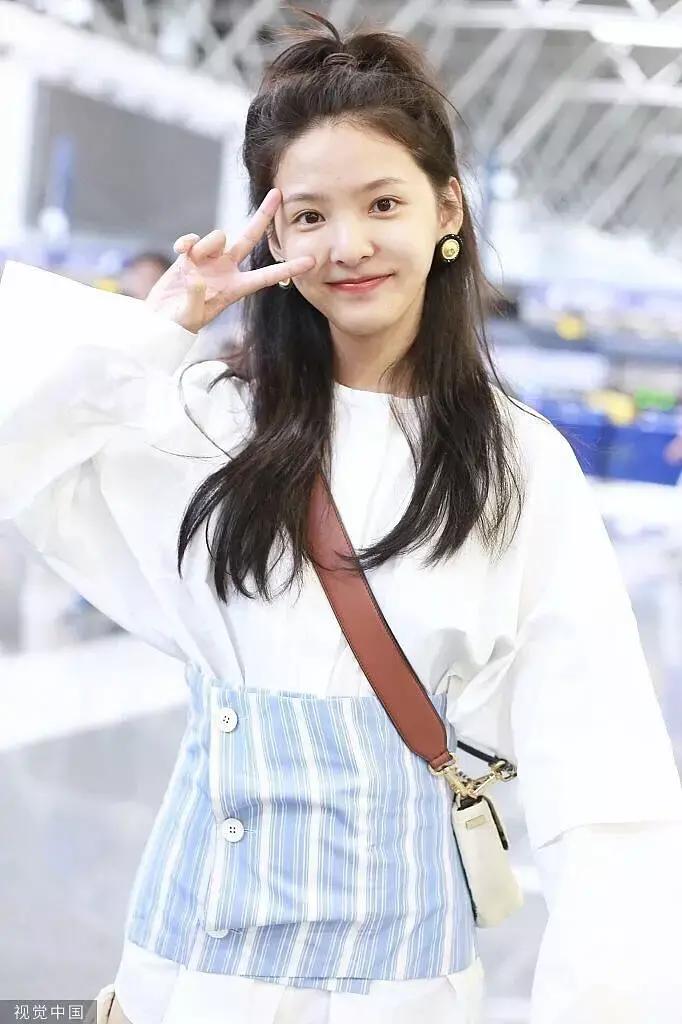 最新机场生图，章若楠素颜真的很真实，ab下身穿搭是学杨幂的吗？