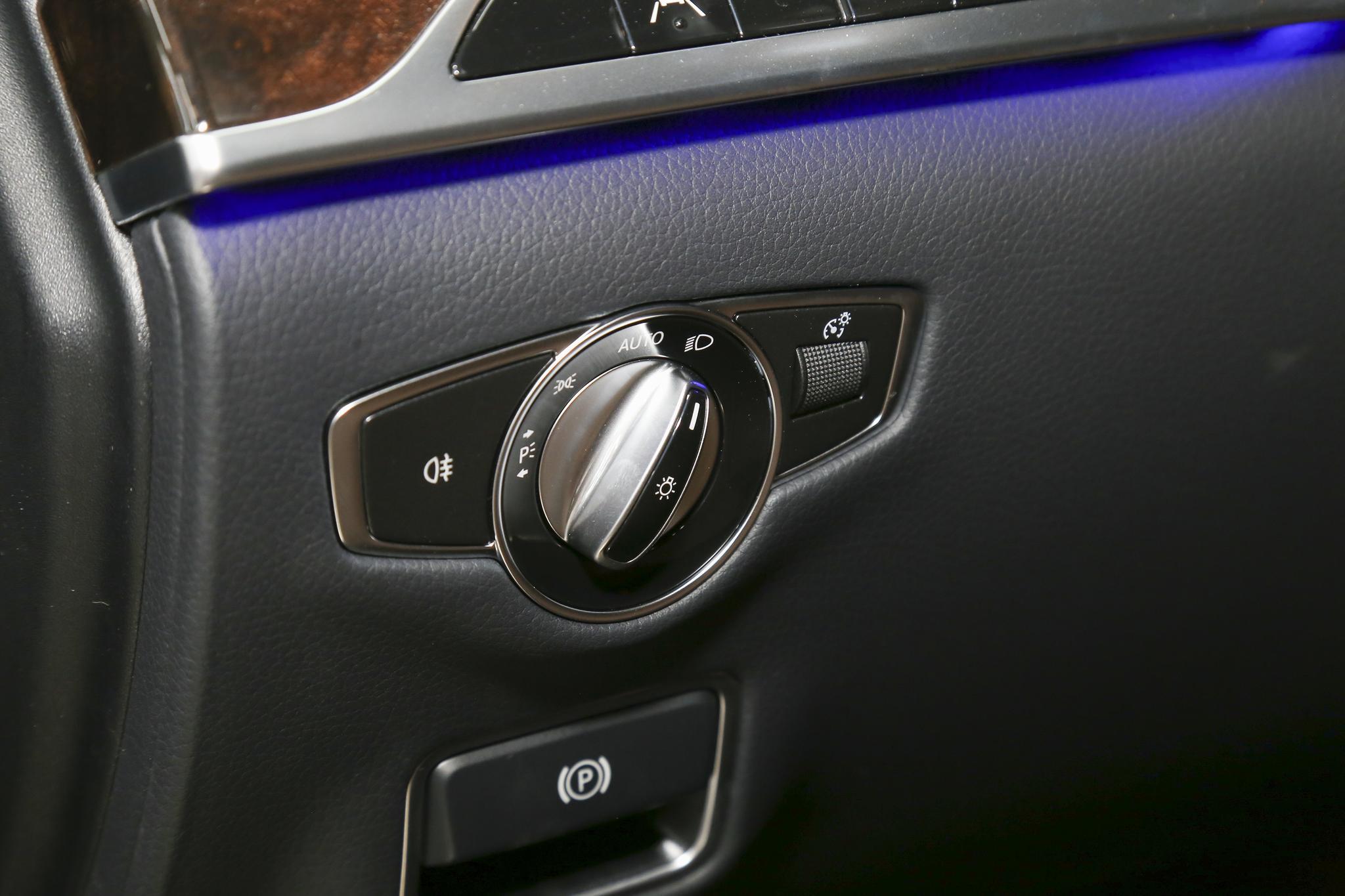 奔驰黄色p灯亮驻车制动器怎么解,奔驰s级驻车制动怎么用