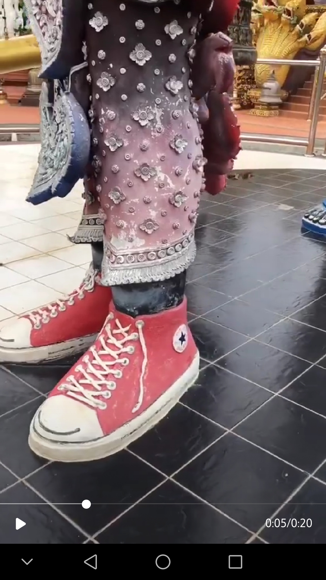 最“潮”寺庙,神仙们脚穿匡威,手拿苹果手机,叼着雪茄