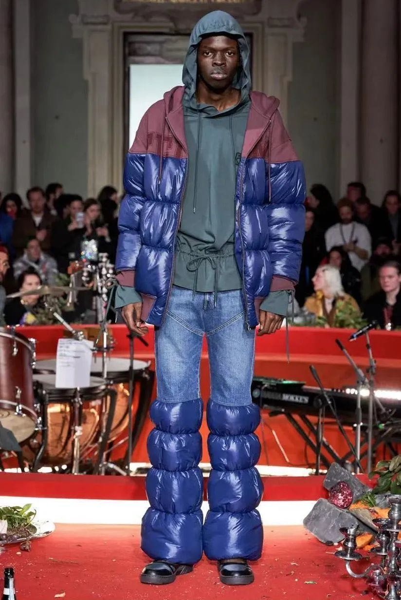 快成主流的“亚逼”，是一个___词？