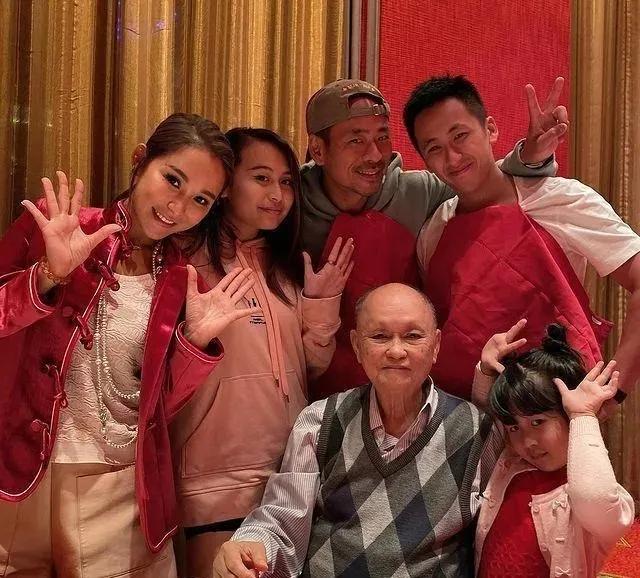 世纪恋崩了！收3亿分手费，4个孩子都不要了？