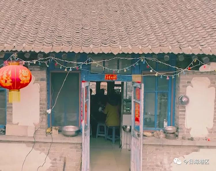 中秋节月圆之时家人团聚吃月饼,月圆人团圆不用等待的团聚更美味