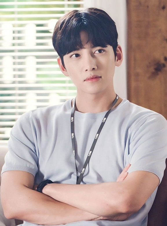 池昌旭代言CK穿凉拖出镜!这位哥真的有三十多岁?怕是冻龄了吧