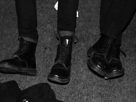 马丁靴是工装靴吗,马丁靴与工装鞋的区别