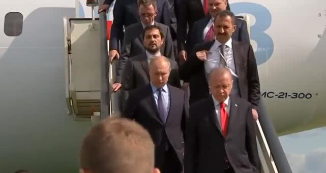 普京和土耳其埃尔多安看航展,普京参观俄新隐身战机