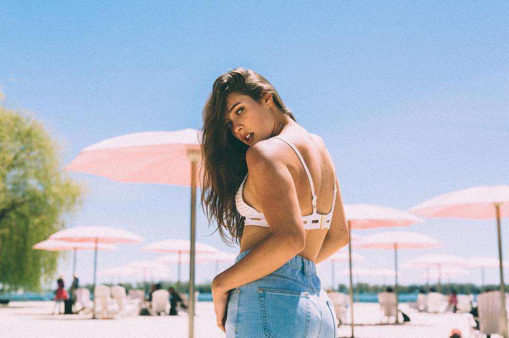 她是猛龙队篮球宝贝，因颜值走红！不仅美到窒息，而且还是学霸