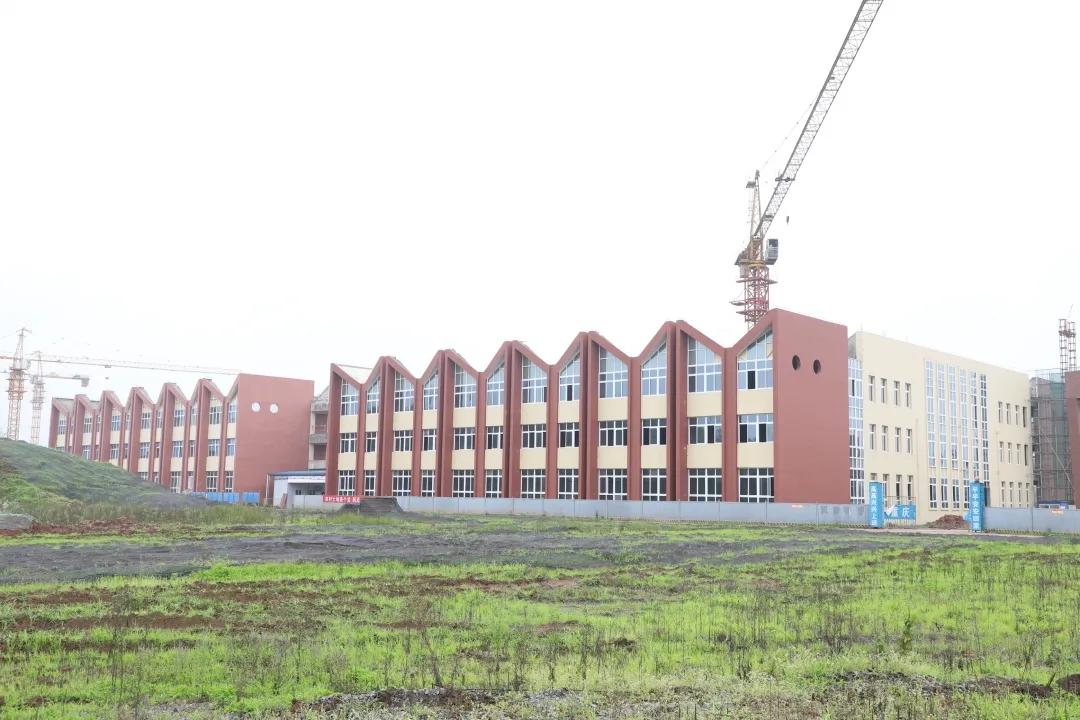 占地300亩的学校,占地3万多平米的学校