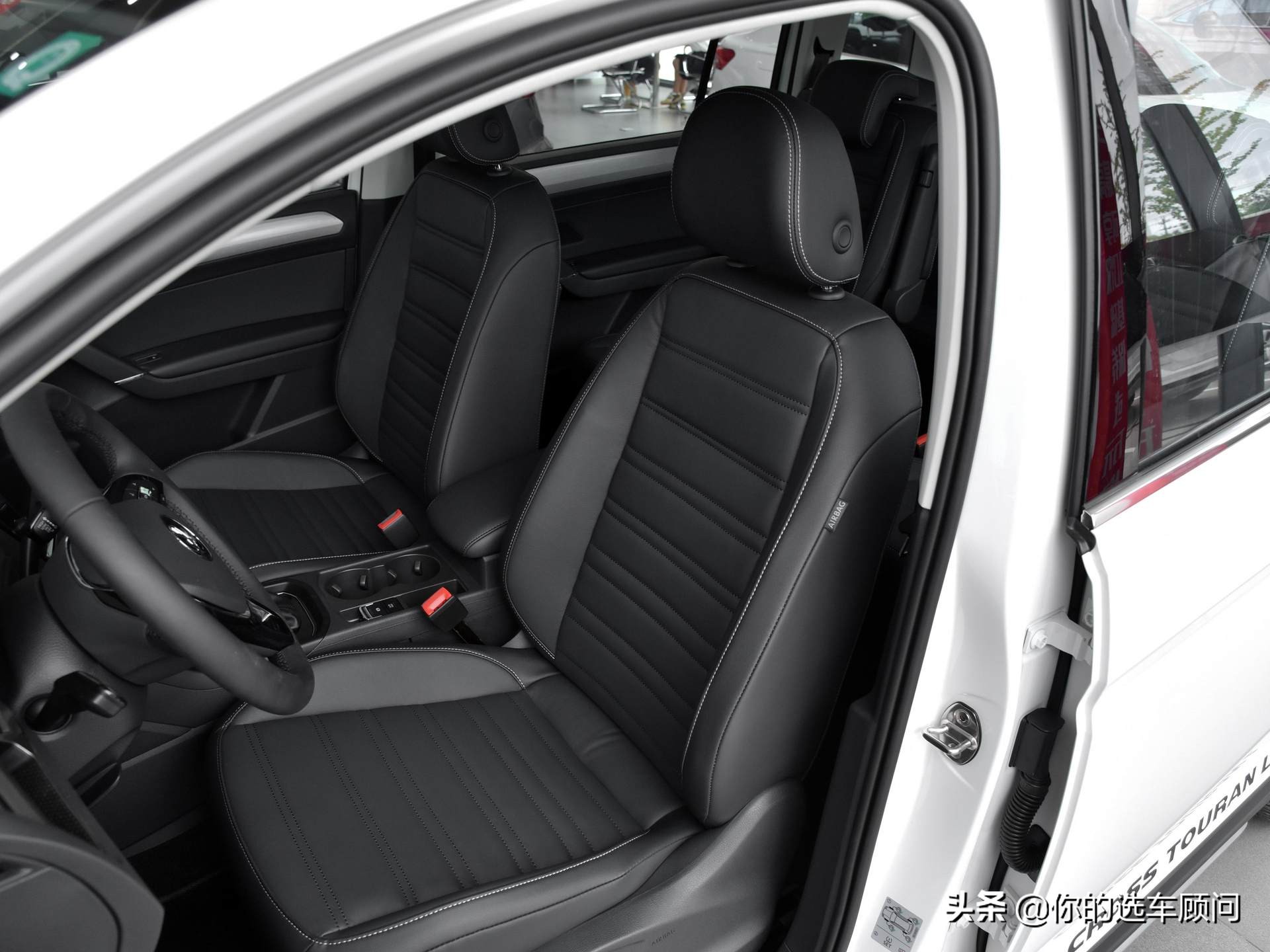 途安l16款舒雅版没有小桌板,16款途安手动1.4舒适版有小桌板吗