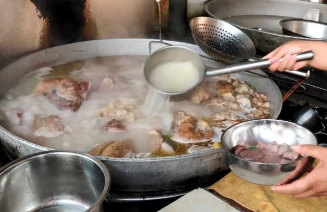 中年夫妻开的牛肉汤店，生意火爆，每天200斤牛肉都不够卖