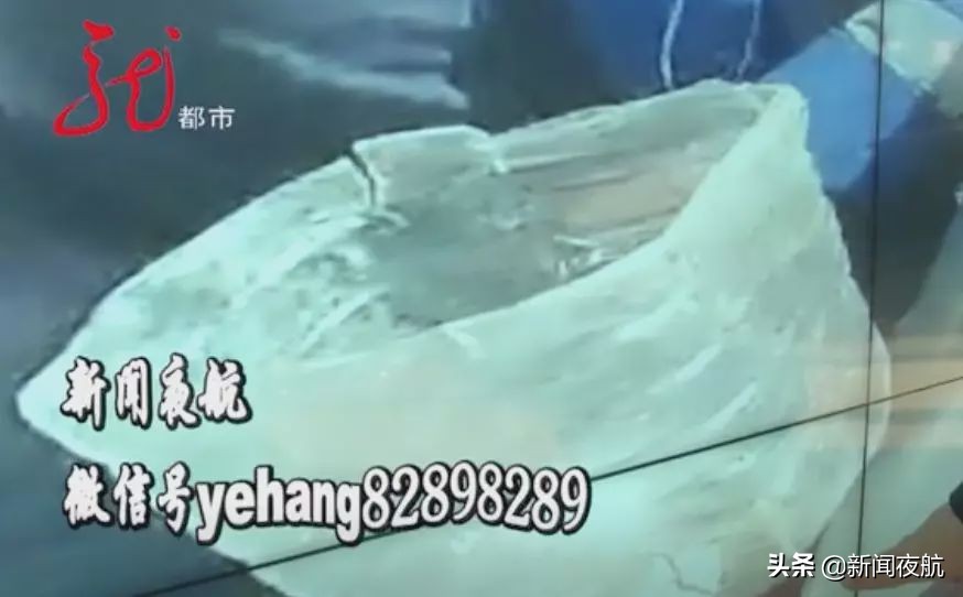 哈尔滨街头出现流动加油车，用大桶直接往车里灌！胆儿可太大了