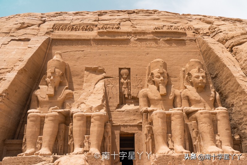 一半沙漠一半海洋图片,一半沙漠一半湖水