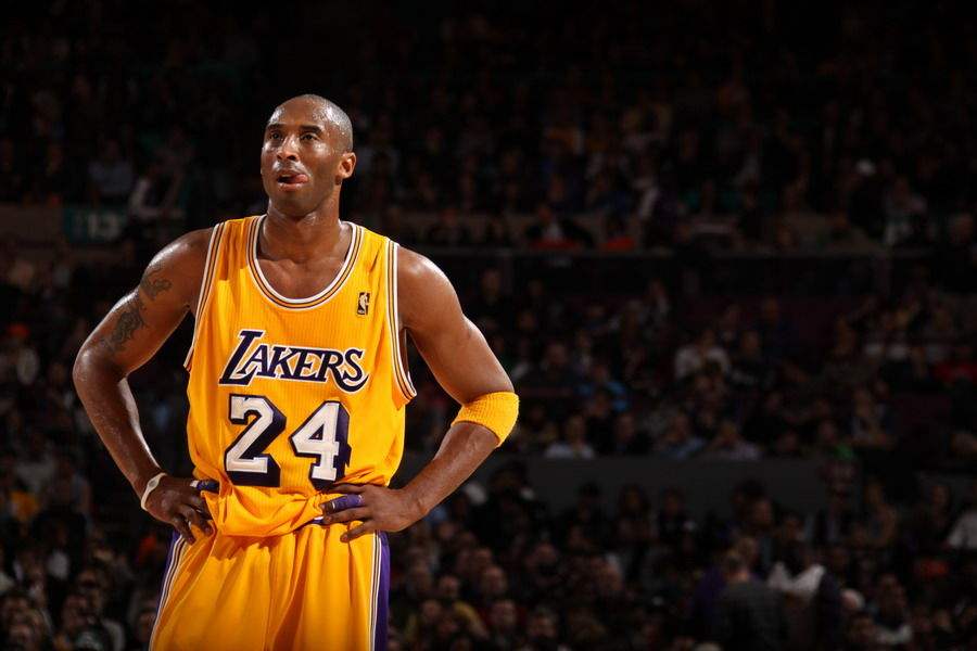 三角进攻的最后荣光，当属科比、乔丹最擅长的“换位三角进攻”