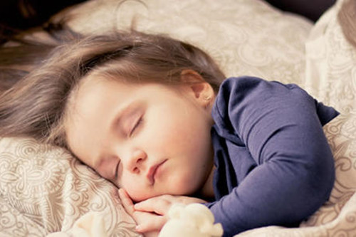 小孩晚上磨牙吱吱的响是怎么回事,小孩睡觉磨牙嘎吱嘎吱响怎么回事