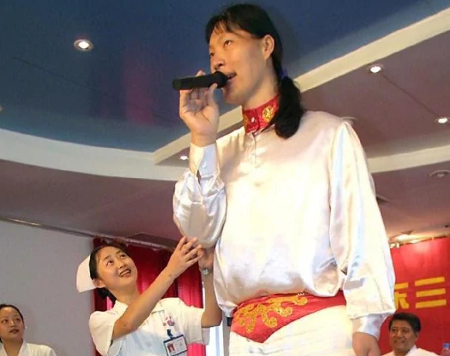 中国第一女巨人22岁2米42,世界第一女巨人穿78码的鞋子