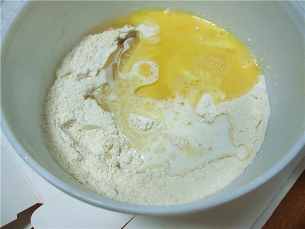 炸油条放什么粉油条炸的松软好吃,家常炸油条放碱吗