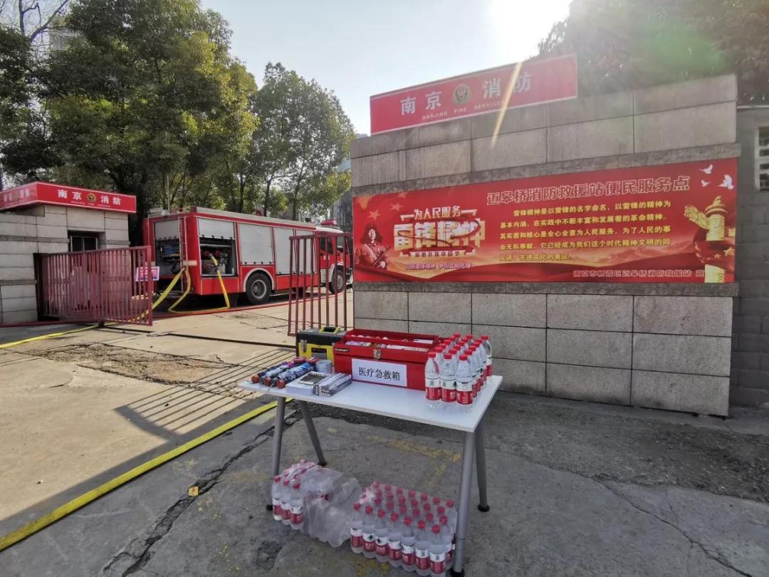 他一直都在诗歌,她一直都在作文600字