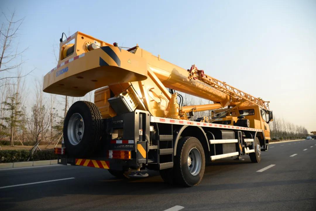 徐工吊车最大吨位80000吨多少钱,小吨位吊车哪个好