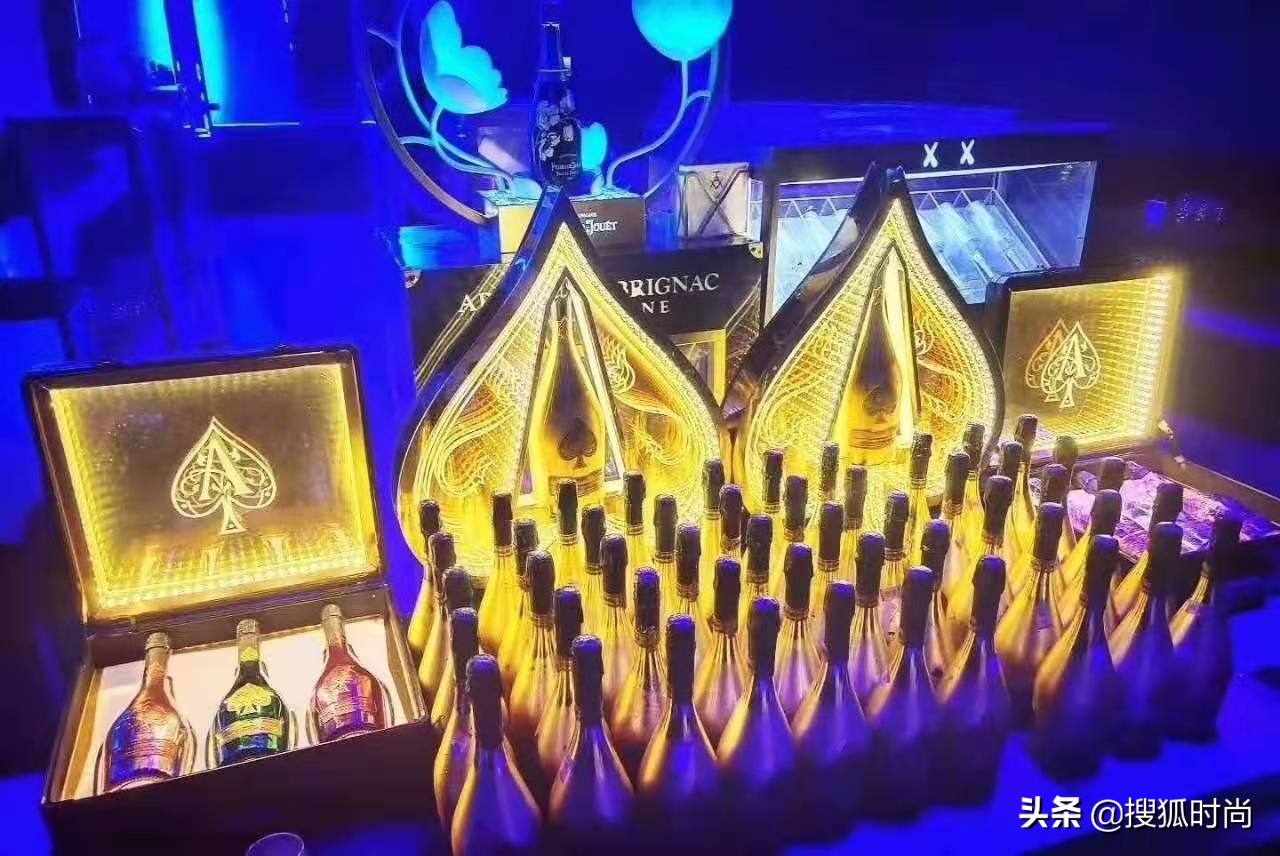 网友爆料王思聪夜店一晚消费30万,王思聪夜店花费4亿人民币